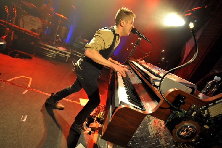 One Republic live in der Kölner Kulturkirche. – Ryan Tedder am Keyboard