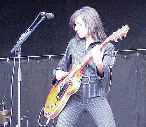 PJ Harvey – PJ im Sommer 2001 auf dem Open Air bei Bern. – 