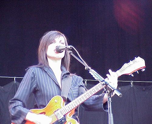 PJ Harvey – PJ im Sommer 2001 auf dem Open Air bei Bern. – 