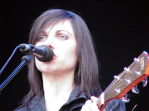 PJ Harvey – PJ im Sommer 2001 auf dem Open Air bei Bern. – 