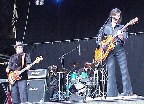 PJ Harvey – PJ im Sommer 2001 auf dem Open Air bei Bern. – 