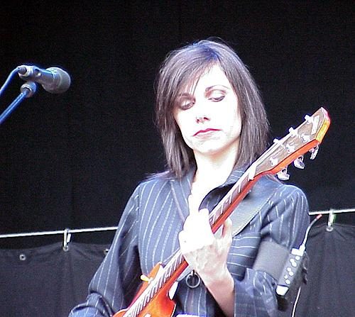 PJ Harvey – PJ im Sommer 2001 auf dem Open Air bei Bern. – 