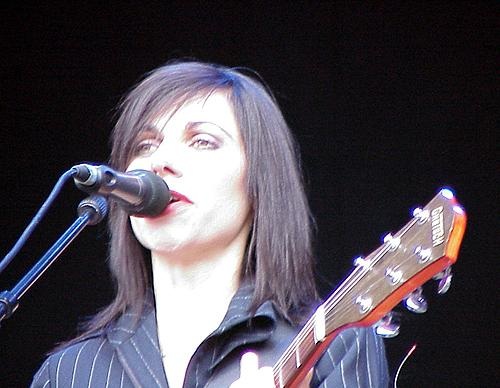 PJ Harvey – PJ im Sommer 2001 auf dem Open Air bei Bern. – 