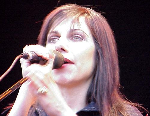 PJ Harvey – PJ im Sommer 2001 auf dem Open Air bei Bern. – 