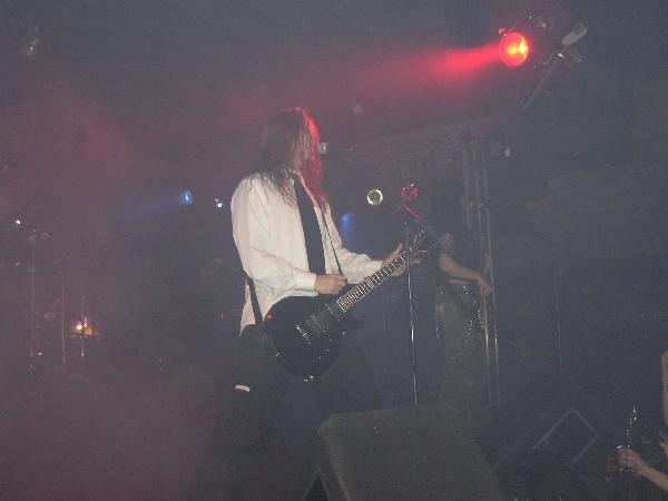 Pain rocken mit zwei Schnitten auf. – 