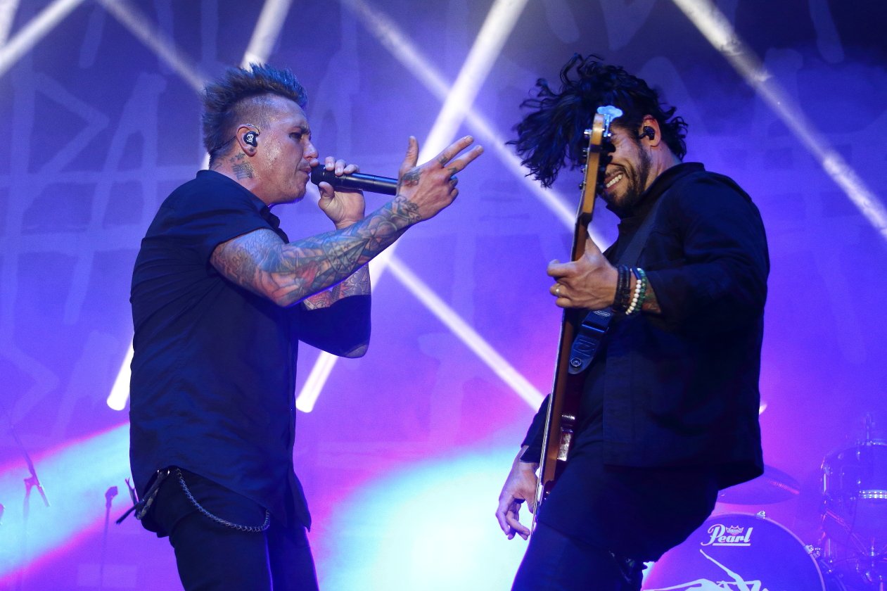 Papa Roach – Coby und Co. auf "Crooked Teeth"-Tour mit Callejon und De Staat. – Coby mit Bassist Tobin Esperance.