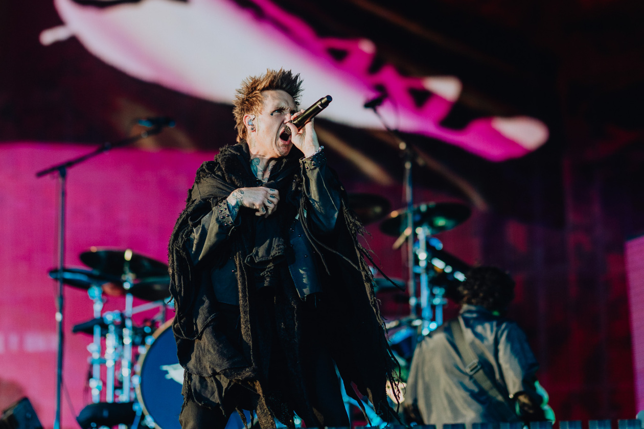 Action go! Jacoby Shaddix und Band legen los. Aber richtig. – Papa Roach.