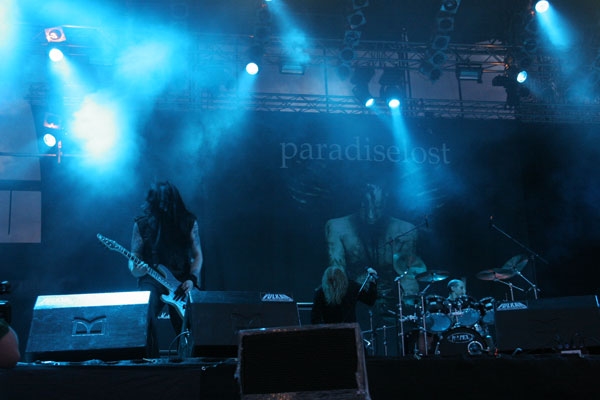 Die Briten darf man nur bei Nacht auf die Bühne lassen. – Paradise Lost in action.