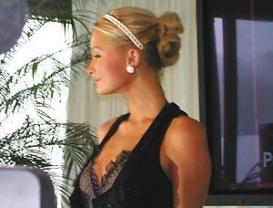 Paris Hilton bei der Pressekonferenz in Köln. – 