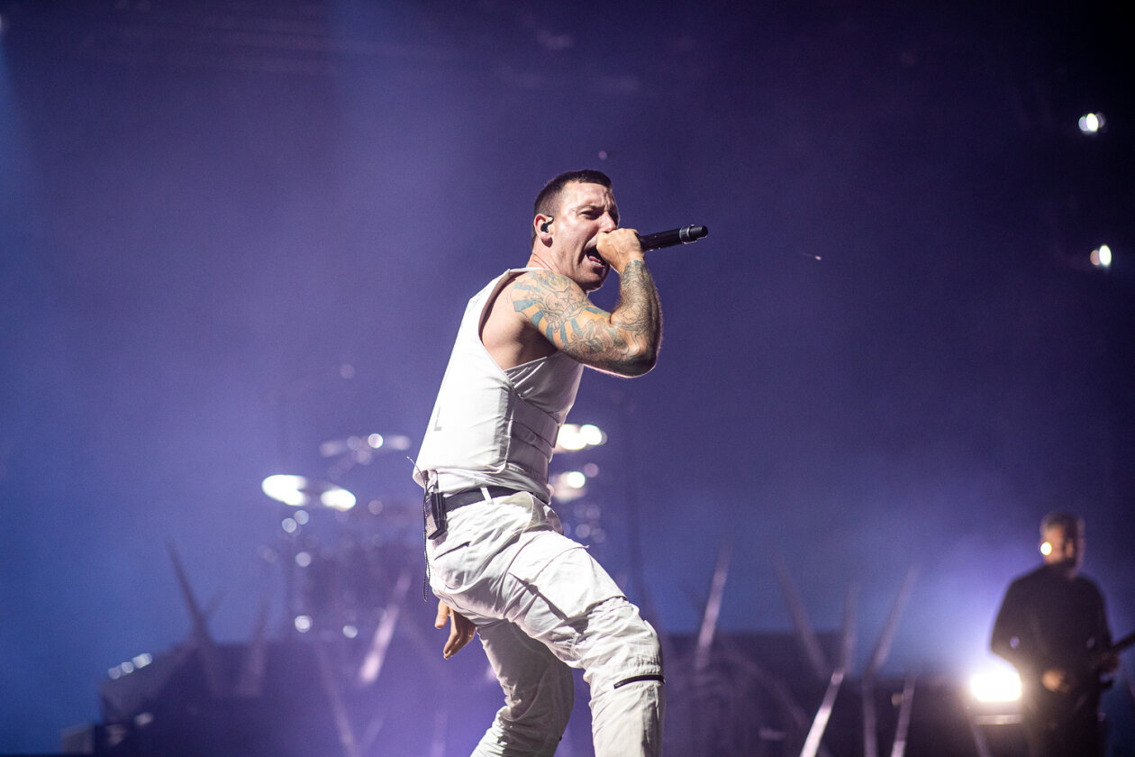 Parkway Drive stellen im Berliner Velodrom ihr neues Album vor. – Sänger Winston McCall ist die dominante Figur auf der Bühne