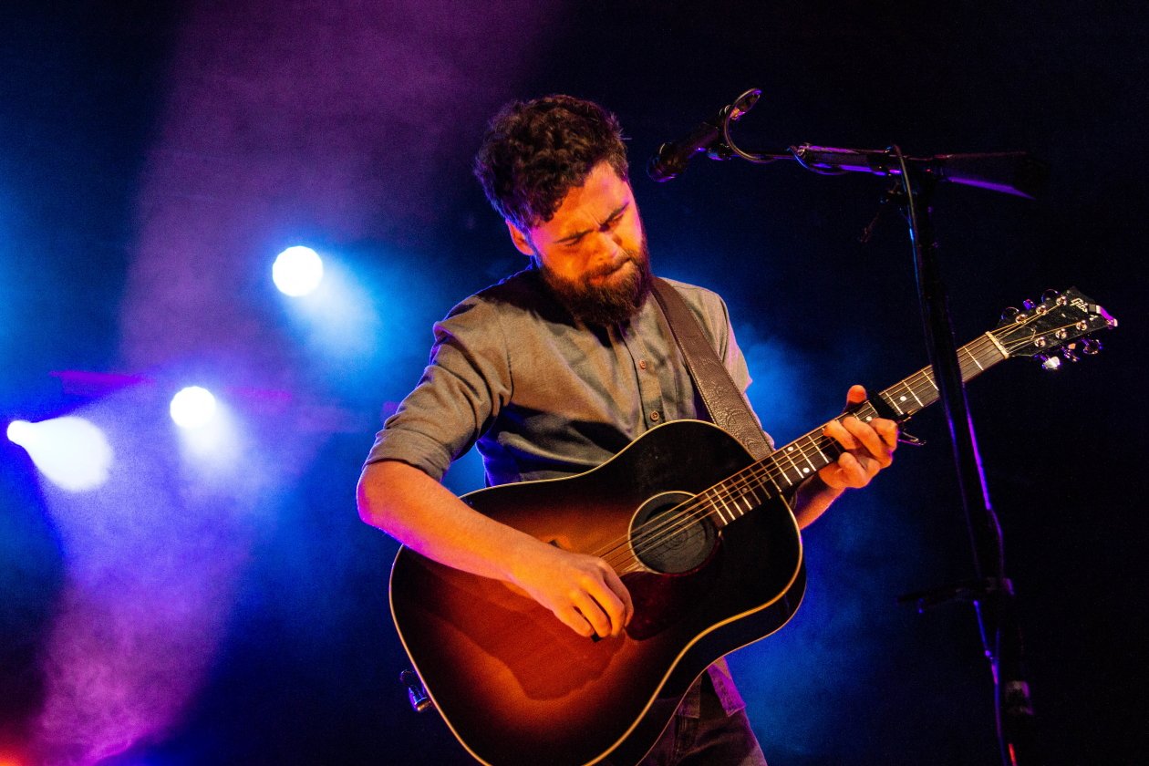Mike Rosenberg allein, akustik und mit "Runaway". – Passenger.