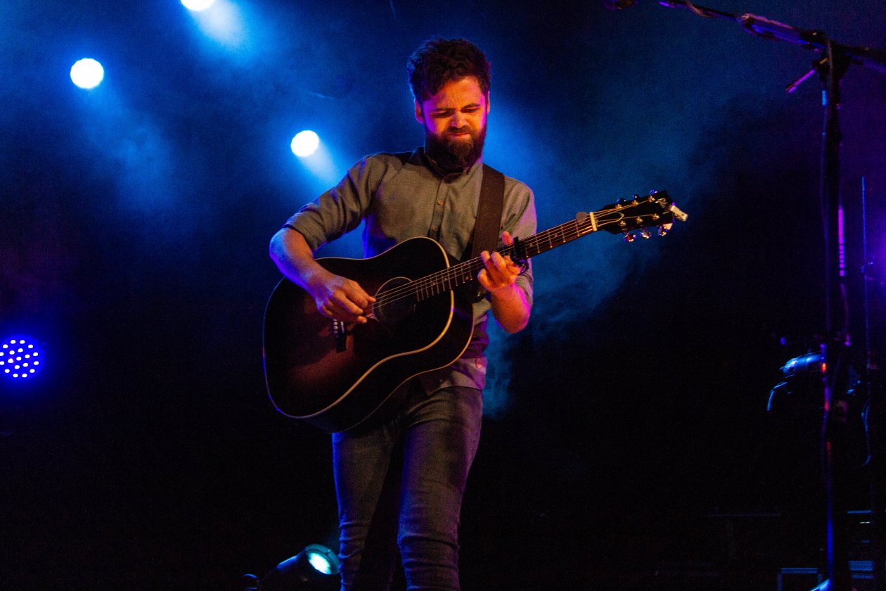 Mike Rosenberg allein, akustik und mit "Runaway". – Passenger.