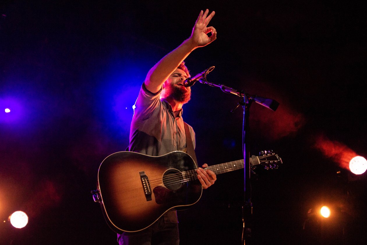 Mike Rosenberg allein, akustik und mit "Runaway". – Passenger in Berlin.
