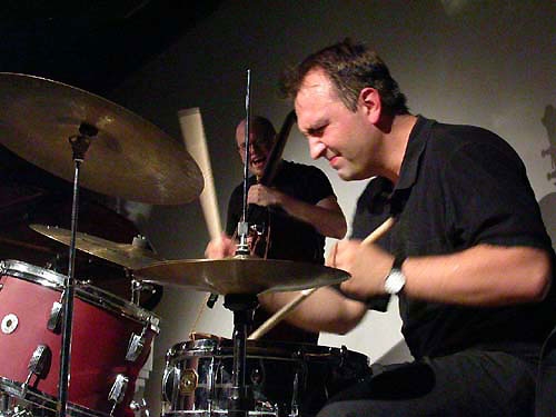 Patrick Manzecchi – Manzecchi mit der Piano-Legende Richie Beirach. – Grooven bis zum Abwinken.