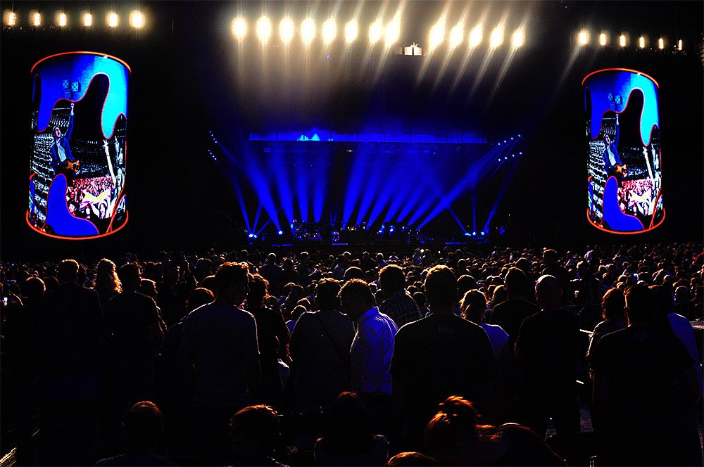 Paul McCartney – Vor Showbeginn mixt ein DJ die größten McCartney-Klassiker mit Elektro. Samt bunten Lifasssäulen mit alten Beatles-Szenen auf den Leinwänden.