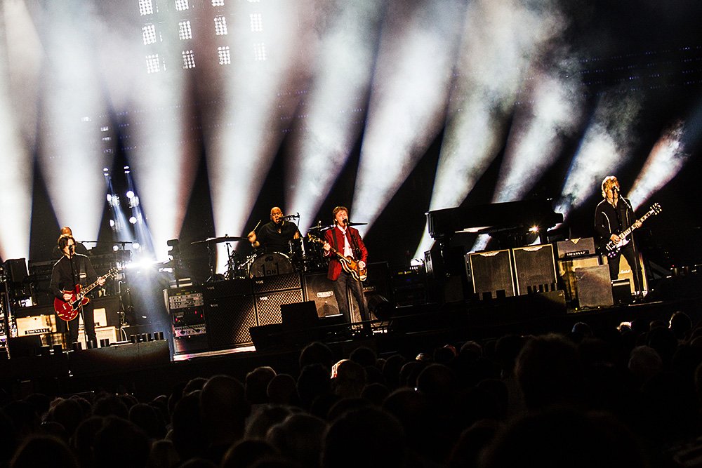 Paul McCartney – Zu Beginn verlässt sich McCartney noch auf Nebel und Moving Lights, zu "Live And Let Die" packt er dann dann aber die Pyro aus.