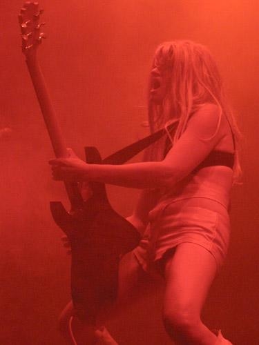 Powerfrau Peaches rockt sich die Klamotten vom Leib. Wahnsinn. – 