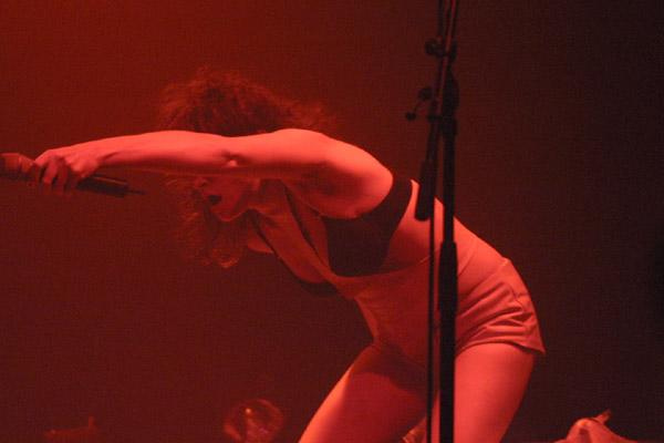 Powerfrau Peaches rockt sich die Klamotten vom Leib. Wahnsinn. – 