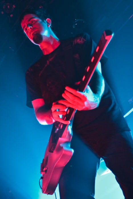 Pendulum – ... den zwei zusätzliche Synthies der Rock- und Drum'n'Bass-Melange hinzufügen.