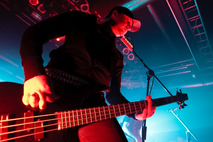 Pendulum – Der Bass wummert, die Menge johlt, der Schweiß trieft von der Decke. – ... mitgejohlt und abgefeiert. Die Veranstaltung gleicht ...