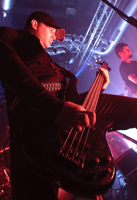 Pendulum – Der Bass wummert, die Menge johlt, der Schweiß trieft von der Decke. – ... zu wenig. Denn die Australier leben von ...