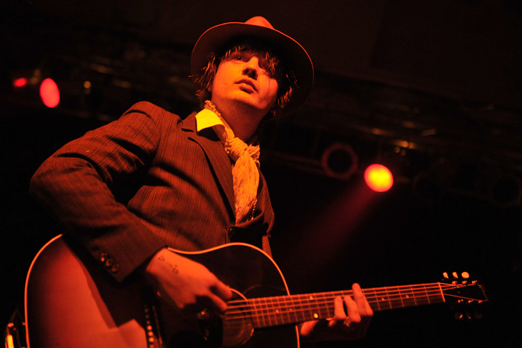 Peter Doherty – ... verzichtet er in Köln auf ähnliche Einlagen. Unterstützt von ...