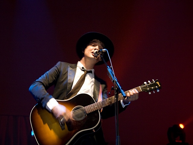 Peter Doherty – Pete solo und besinnlich beim Berlin Festival 2009 in Tempelhof. – Ganz Singer-Songwriter.
