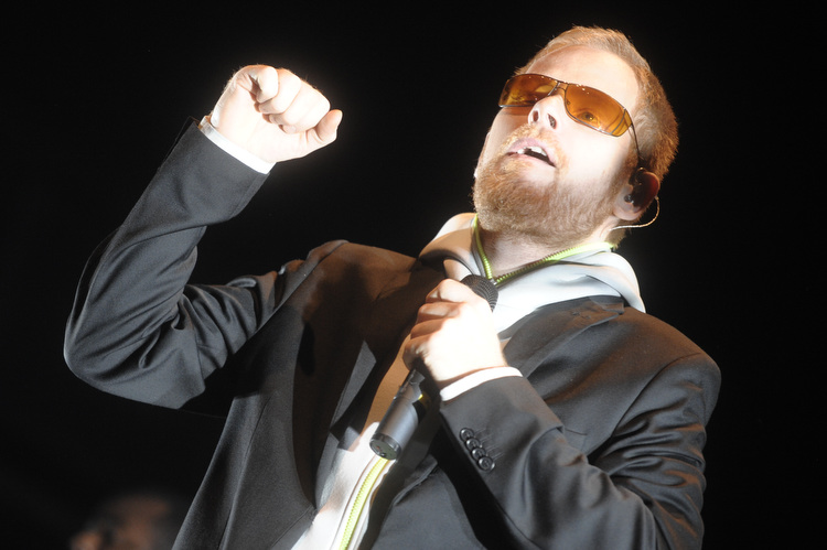 Affentheater im Kölner Palladium: Peter Fox auf Tour – ... schickt er dicke Bässe ins Publikum,