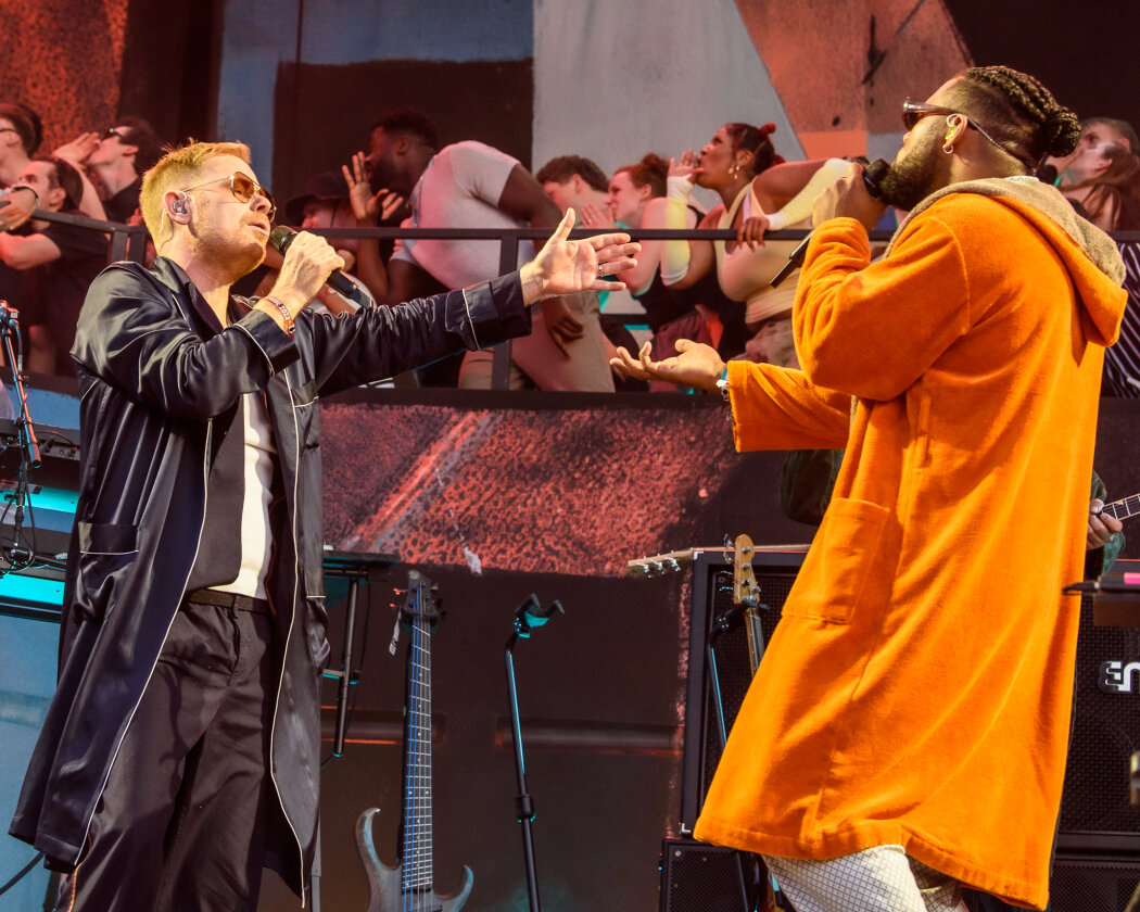 Ein Zuschauermagnet und mächtig viel los on stage: Peter Fox und Crew etablieren fast schon einen eignen Club auf dem Festival. – Peter Fox.