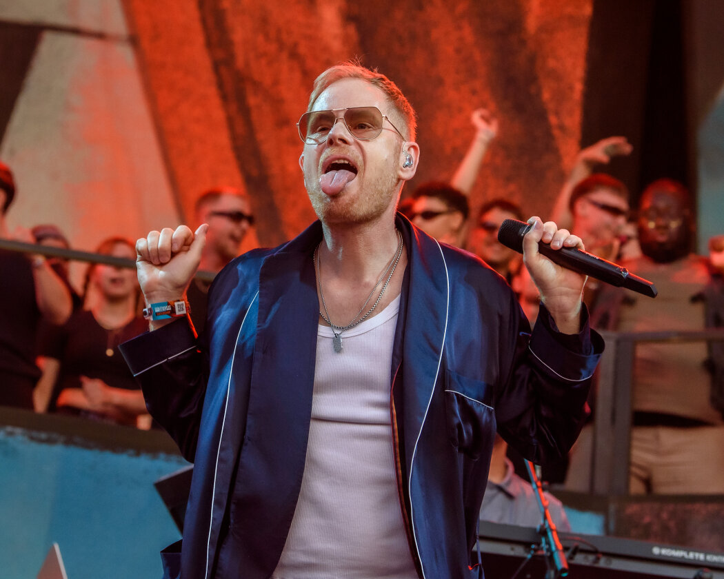 Ein Zuschauermagnet und mächtig viel los on stage: Peter Fox und Crew etablieren fast schon einen eignen Club auf dem Festival. – Peter Fox.