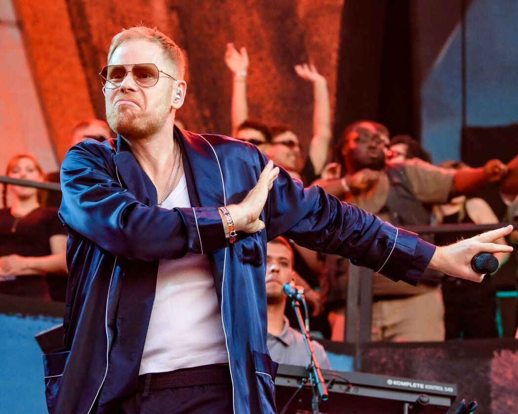 Ein Zuschauermagnet und mächtig viel los on stage: Peter Fox und Crew etablieren fast schon einen eignen Club auf dem Festival. – Peter Fox.