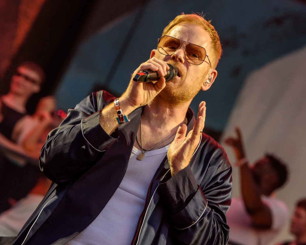 Ein Zuschauermagnet und mächtig viel los on stage: Peter Fox und Crew etablieren fast schon einen eignen Club auf dem Festival. – Peter Fox.