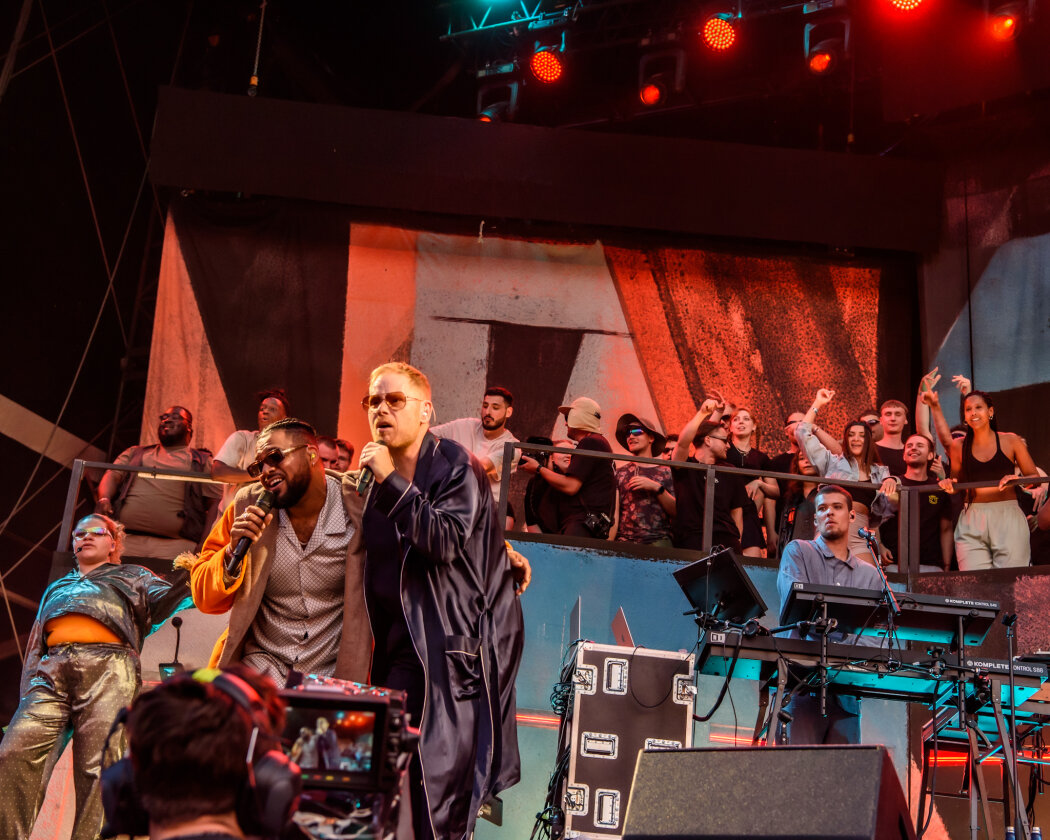 Ein Zuschauermagnet und mächtig viel los on stage: Peter Fox und Crew etablieren fast schon einen eignen Club auf dem Festival. – Peter Fox.