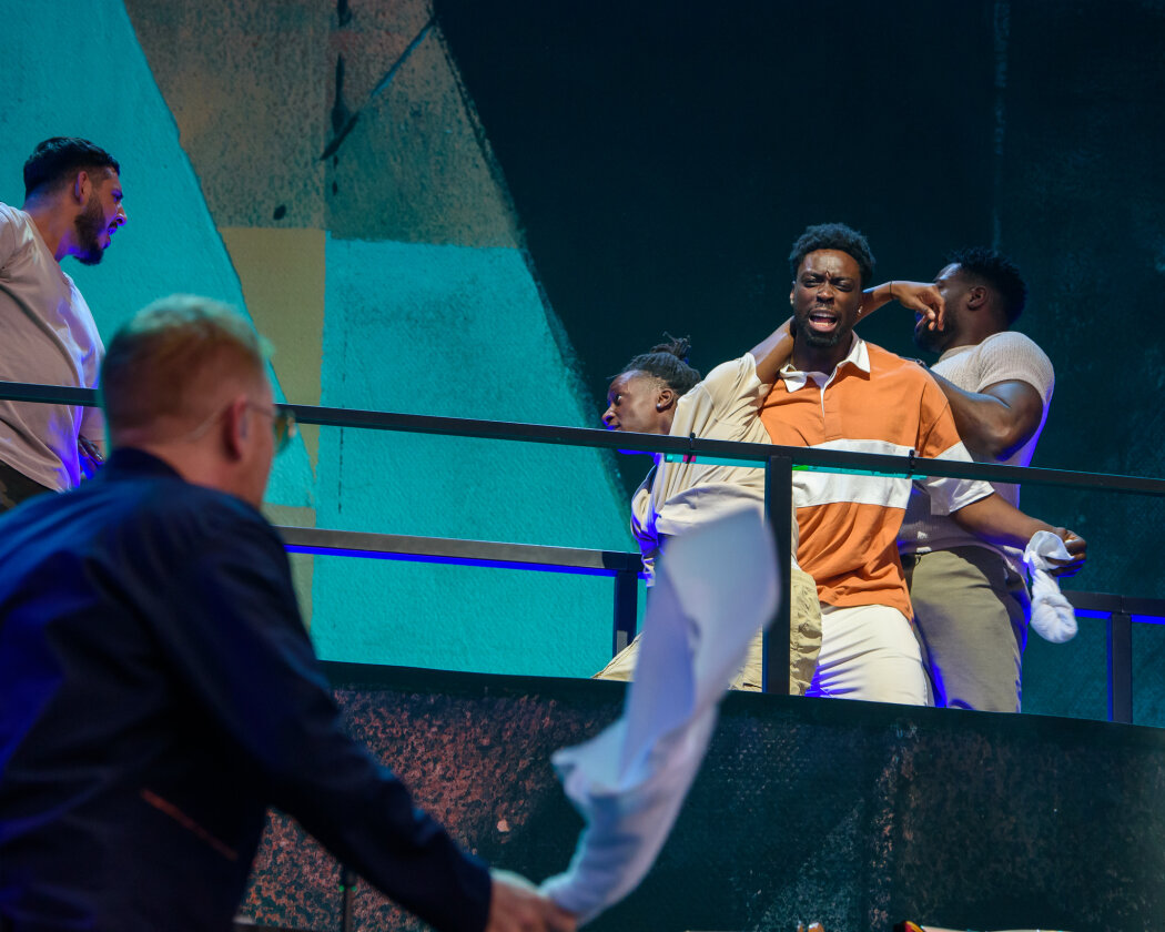 Ein Zuschauermagnet und mächtig viel los on stage: Peter Fox und Crew etablieren fast schon einen eignen Club auf dem Festival. – Peter Fox.