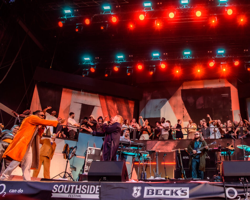 Ein Zuschauermagnet und mächtig viel los on stage: Peter Fox und Crew etablieren fast schon einen eignen Club auf dem Festival. – Peter Fox und Band.