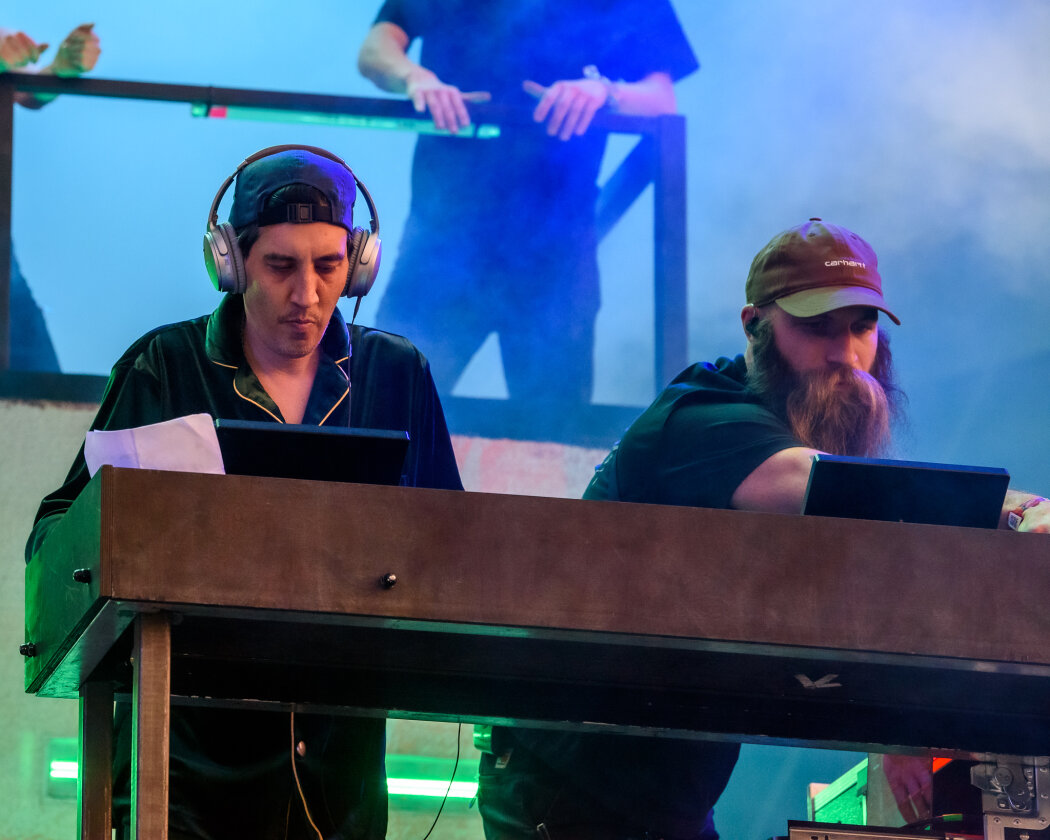 Ein Zuschauermagnet und mächtig viel los on stage: Peter Fox und Crew etablieren fast schon einen eignen Club auf dem Festival. – Bounce it.