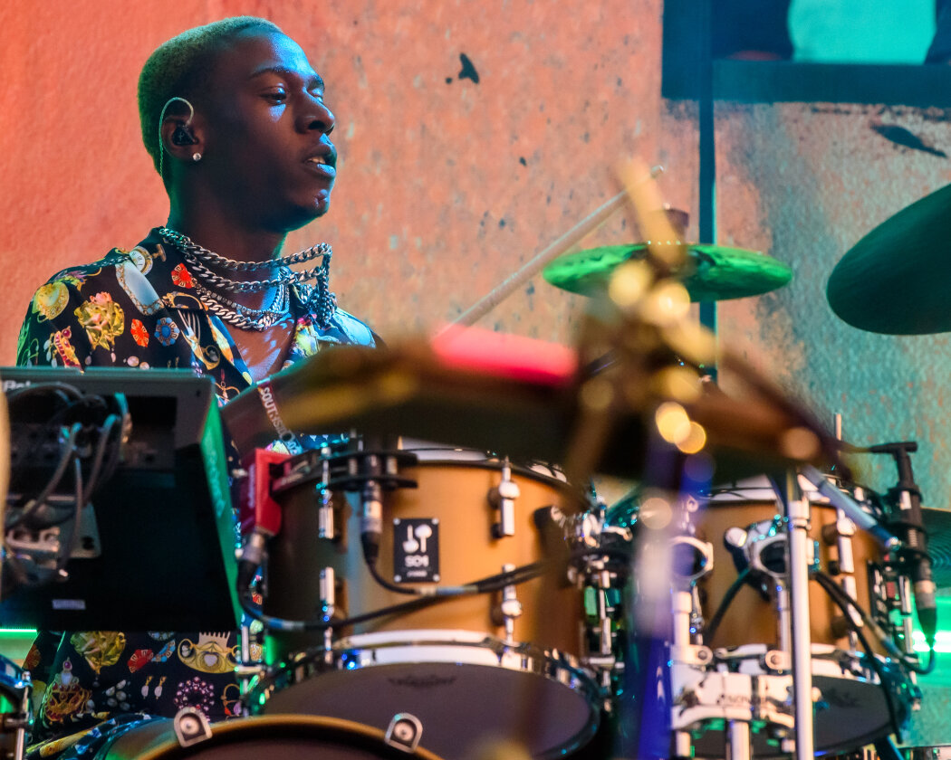 Ein Zuschauermagnet und mächtig viel los on stage: Peter Fox und Crew etablieren fast schon einen eignen Club auf dem Festival. – On drums.