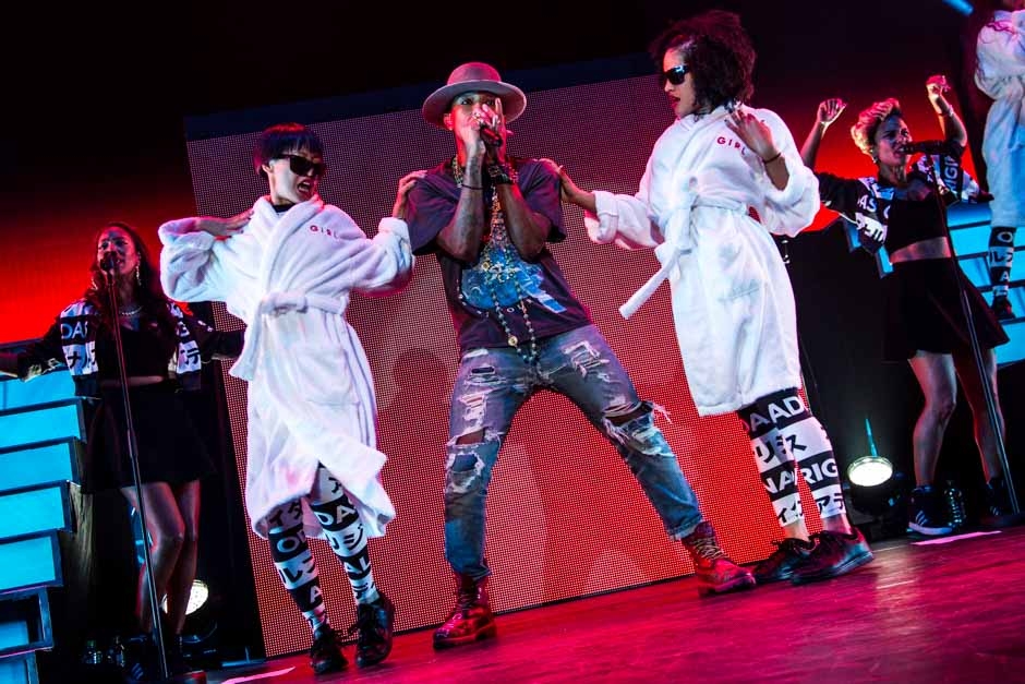 Pharrell Williams – Abhotten im Trademark-Bademantel.