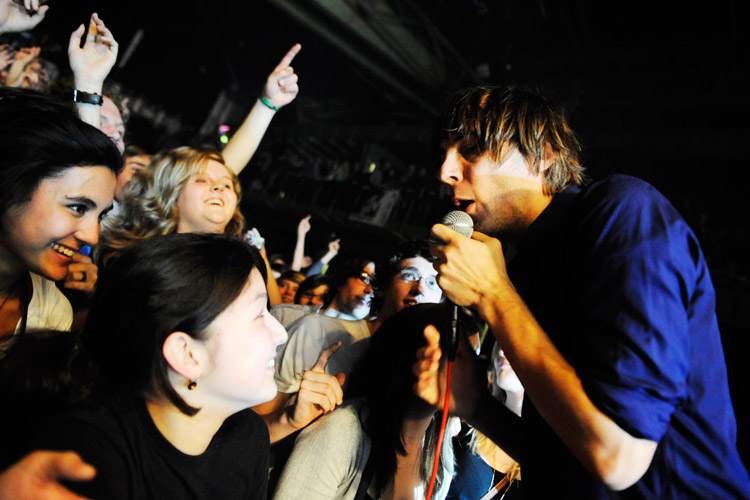 Phoenix in Köln? Knallvolle Halle. – ... und bleibt minutenlang unten.