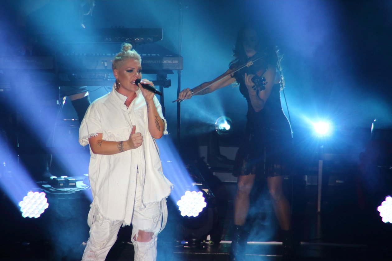 Pink – P!nk spielt ein intimes "Beautiful Trauma"-Konzert in Deutschland. – Alecia Beth Moore.