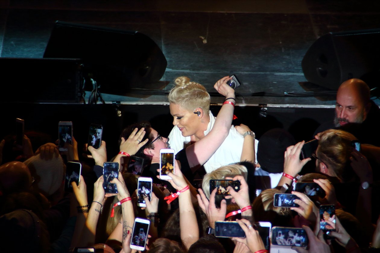 Pink – P!nk spielt ein intimes "Beautiful Trauma"-Konzert in Deutschland. – Fan-Romantik.
