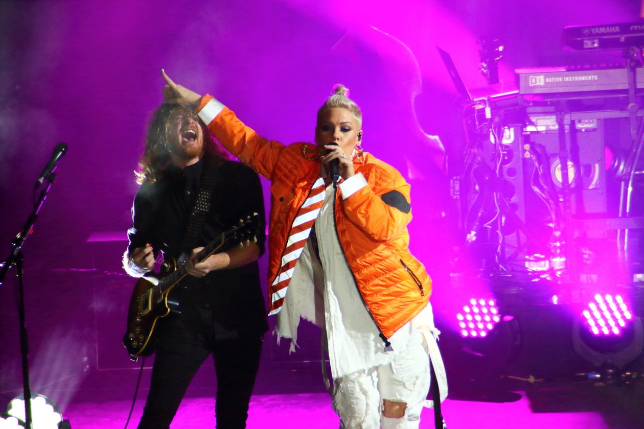 Pink – P!nk spielt ein intimes "Beautiful Trauma"-Konzert in Deutschland. – Gemütlich hier.