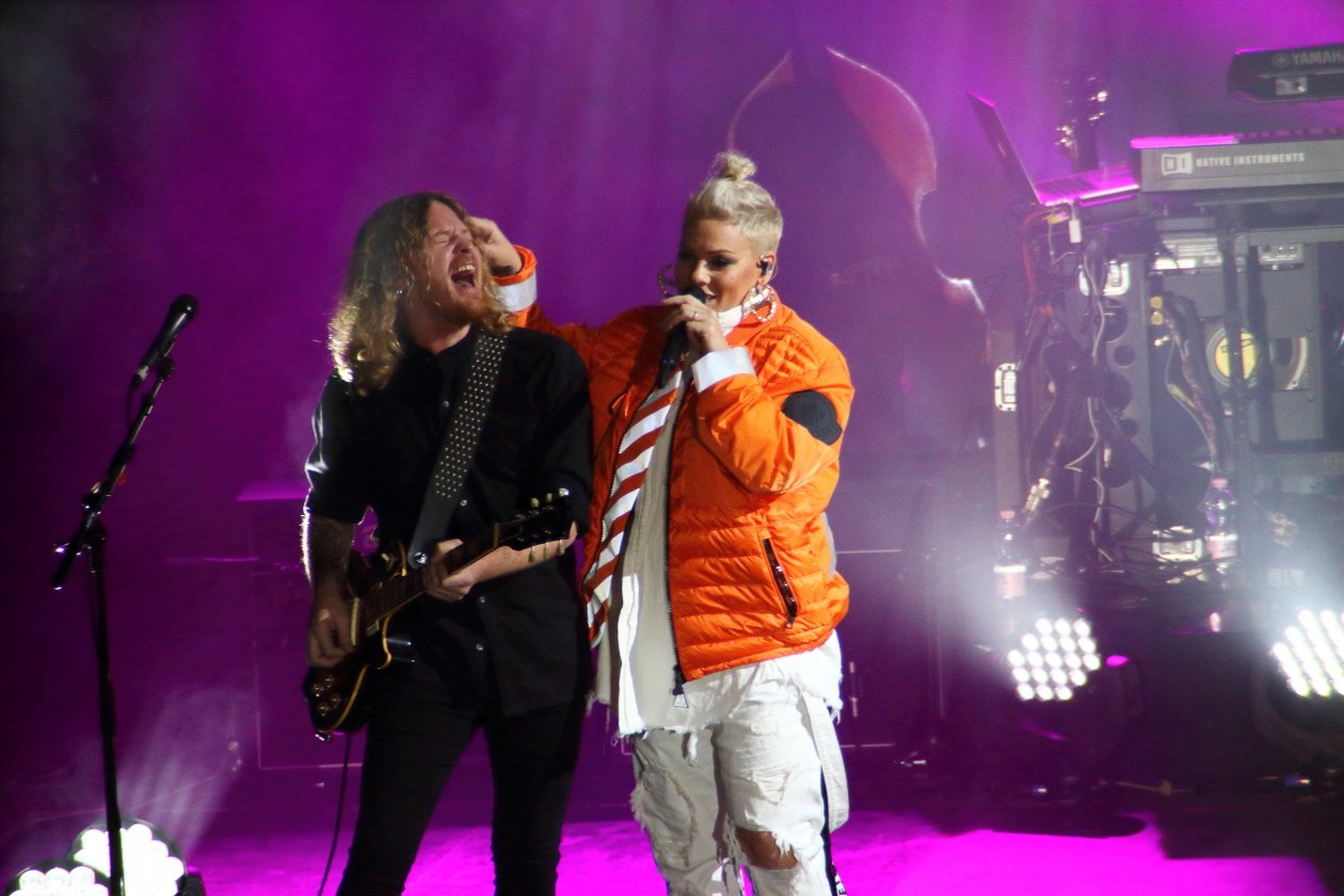 Pink – P!nk spielt ein intimes "Beautiful Trauma"-Konzert in Deutschland. – Was hat er nur angestellt?