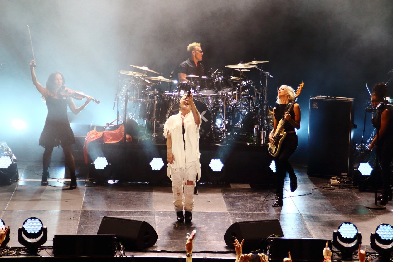 Pink – P!nk spielt ein intimes "Beautiful Trauma"-Konzert in Deutschland. – P!nk und Band.