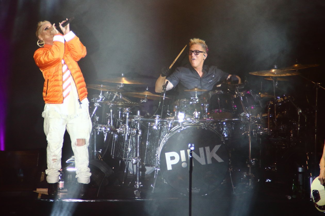 Pink – P!nk spielt ein intimes "Beautiful Trauma"-Konzert in Deutschland. – P!nk und Mark Schulman.