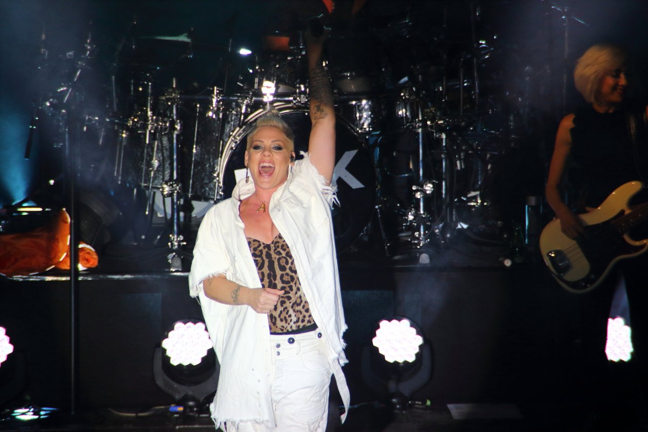 Pink – P!nk spielt ein intimes "Beautiful Trauma"-Konzert in Deutschland. – Sie spielt bei ...