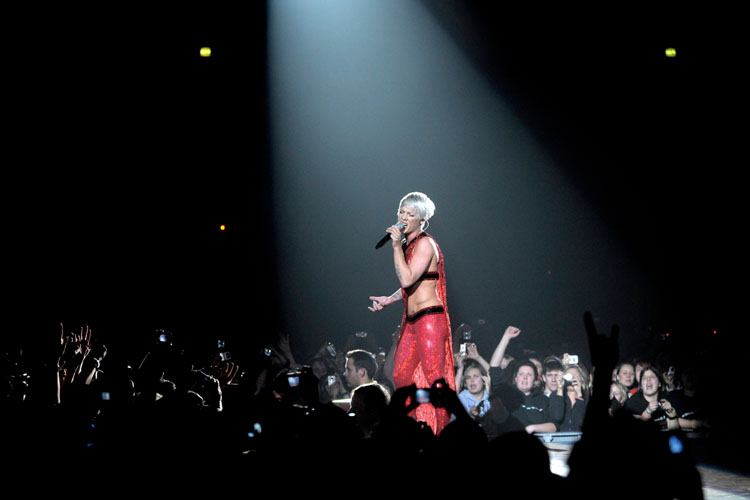Pink – Mal wieder große Show: Miss Funhouse im Varieté-Fummel in Oberhausen. – P!nk live in Der Arena in Oberhausen.