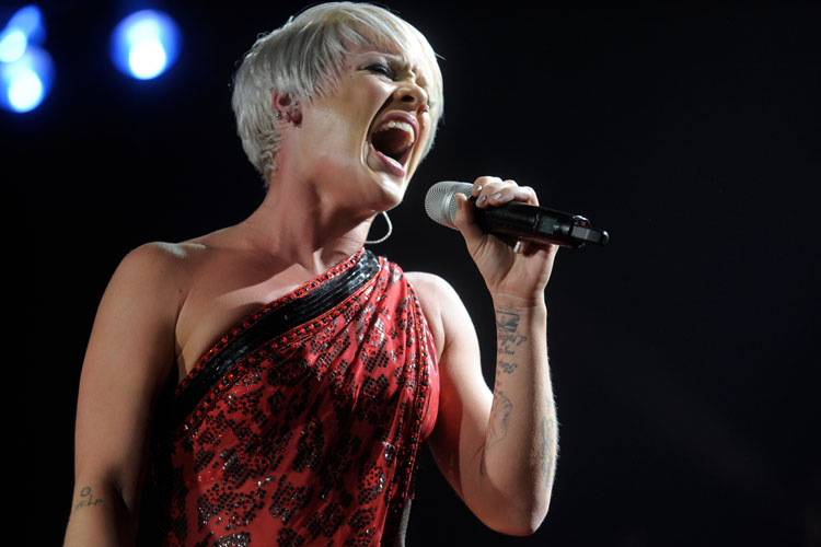 Pink – Mal wieder große Show: Miss Funhouse im Varieté-Fummel in Oberhausen. – P!nk live in Der Arena in Oberhausen.