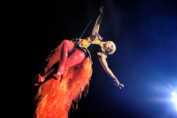 Pink – Mal wieder große Show: Miss Funhouse im Varieté-Fummel in Oberhausen. – P!nk schwebt in die Oberhausener Arena ein...