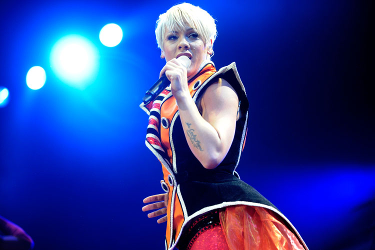 Pink – Mal wieder große Show: Miss Funhouse im Varieté-Fummel in Oberhausen. – ... wurden insgesamt sieben Zusatztermine quer durch Deutschland anberaumt.